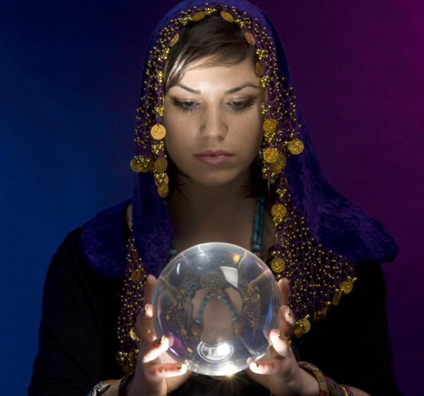 拿着水晶球的女巫师图片