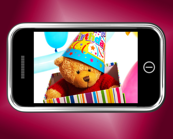 泰迪熊的照片在智能手机的生日礼物