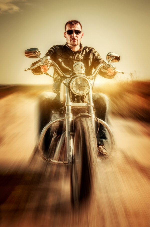 骑摩托车奔驰的男子图片