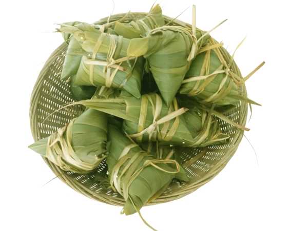 绿色竹筐中的粽子