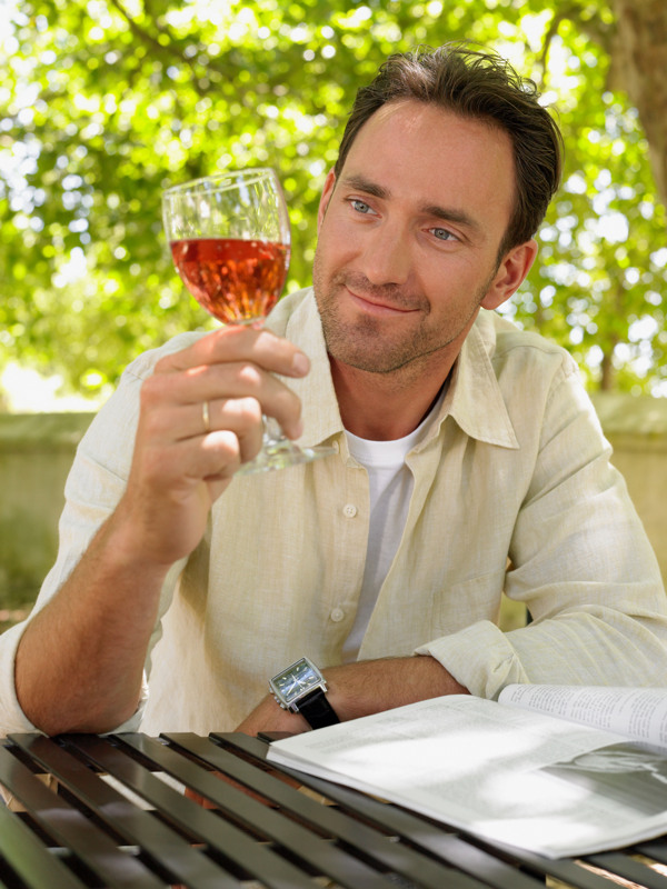 喝红酒的男人图片
