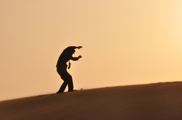 大西北沙漠人物奔跑剪影图片