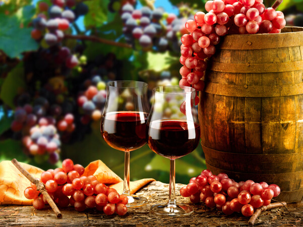 一堆葡萄与红酒图片