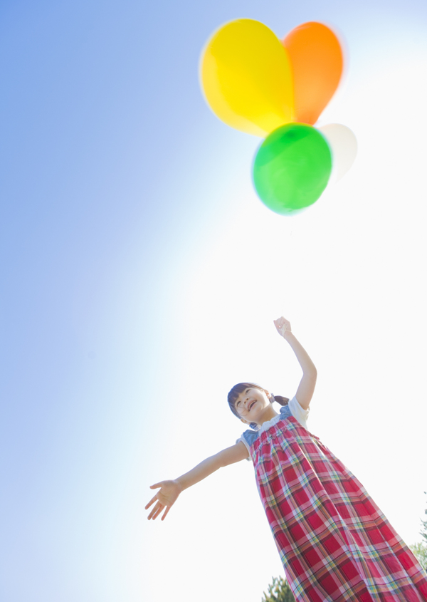 放飞气球的可爱儿童图片