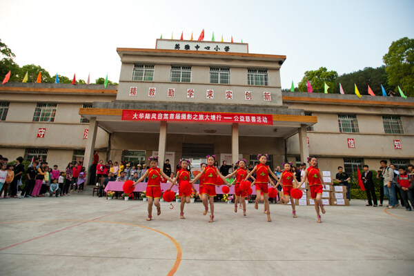 小孩跳舞图片