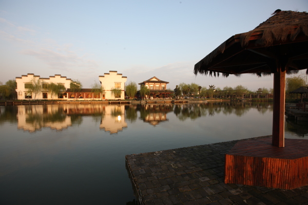 古建筑湖泊风景图片