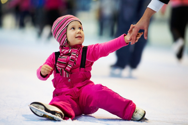 坐在溜冰场上的小女孩图片