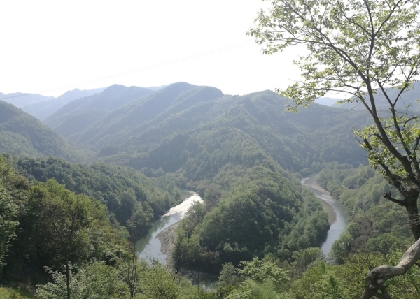 一水环抱青山