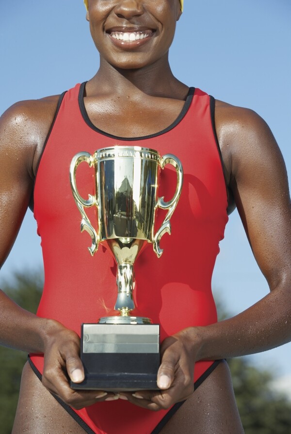 捧着奖杯的黑人运动员高清图片
