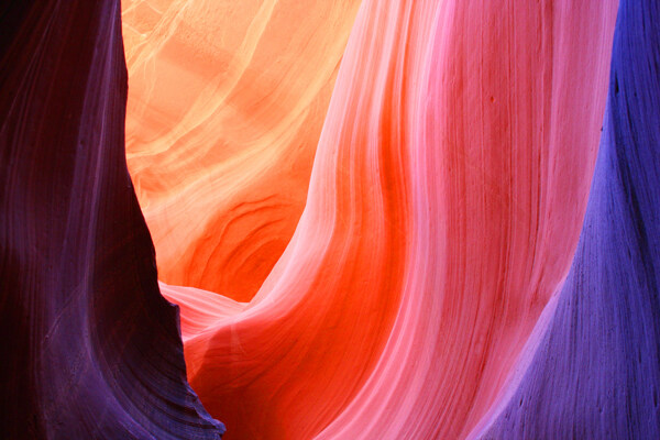 彩色山洞背景图片