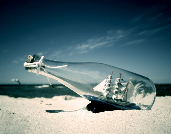 沙滩上的玻璃瓶图片素材1