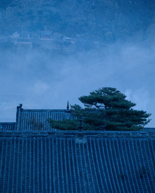 塔院寺晨雾图片