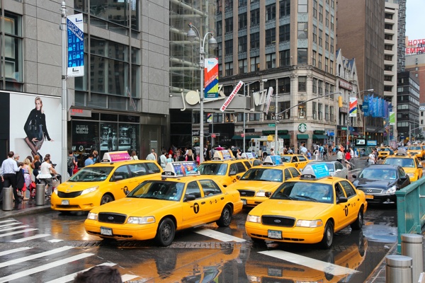 街道上的出租车图片