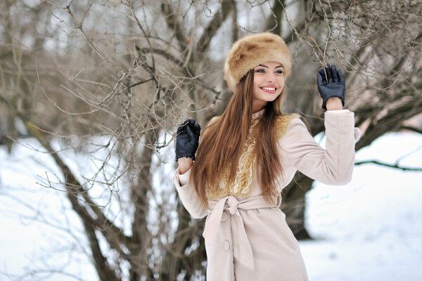 冬天雪地中的美女图片