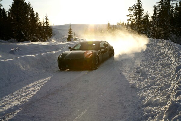 跑车与雪景图片