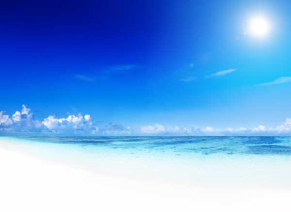 夏日烈日下的海滩美景图片