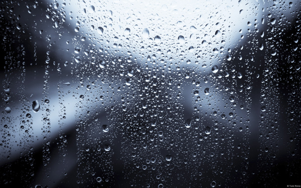 窗外的雨水图片
