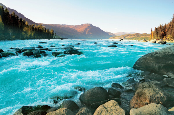 湍急的蓝色河流和岩石