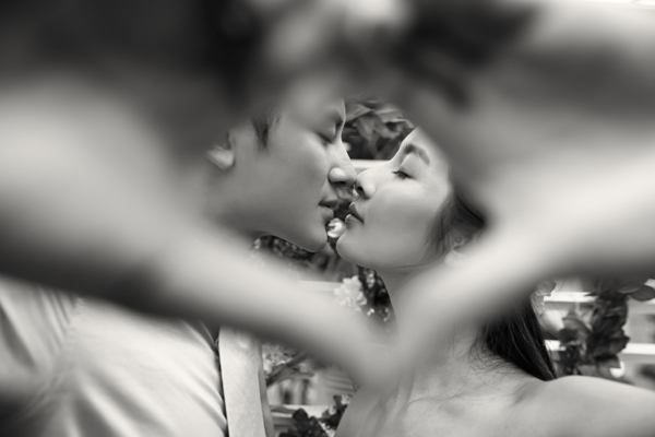 亲吻的恋人黑白艺术照图片
