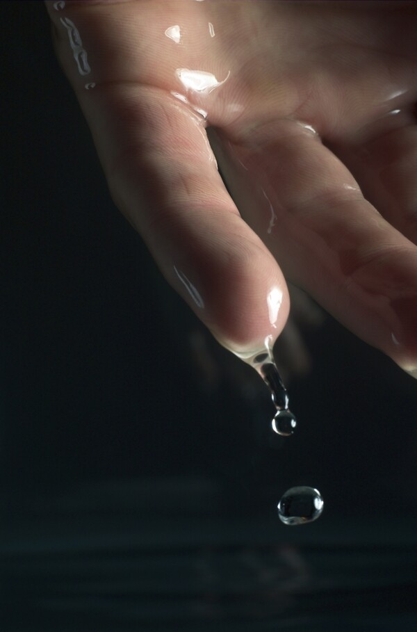 手指流下的水珠水滴图片