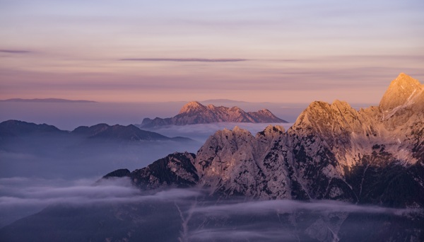 天空下的高山