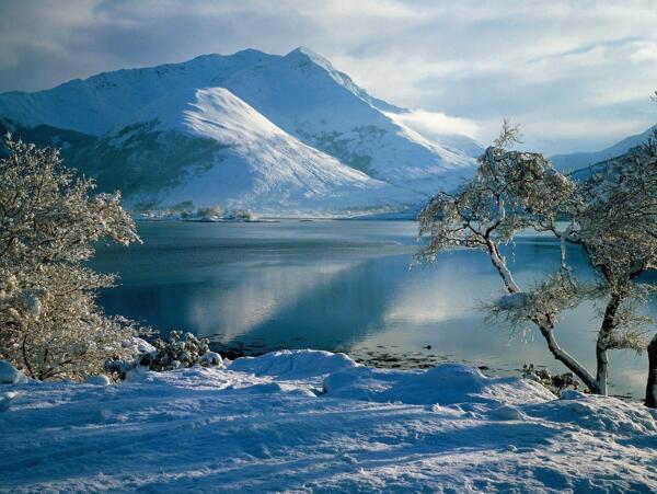 雪山平湖图片
