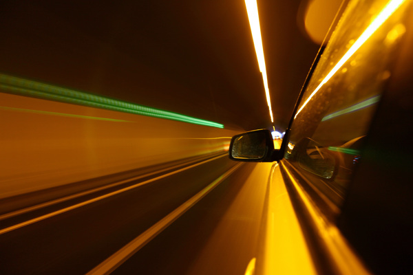 隧道中行驶的汽车图片