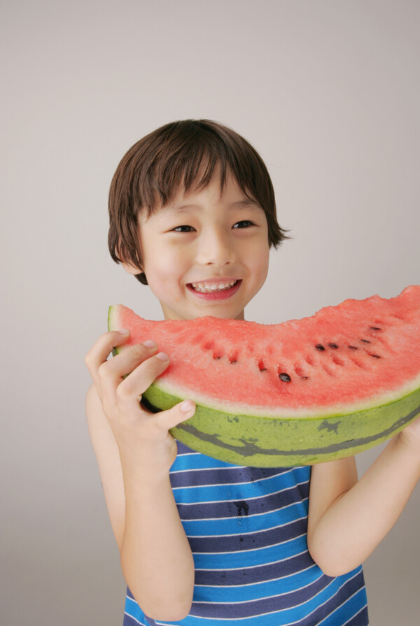 吃西瓜的儿童图片