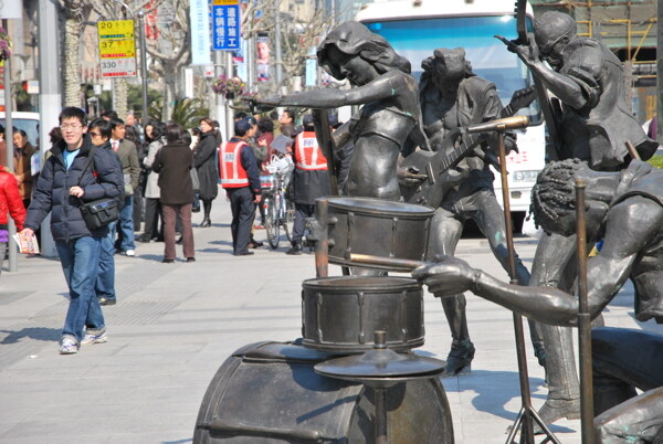 静安寺街头雕像群图片