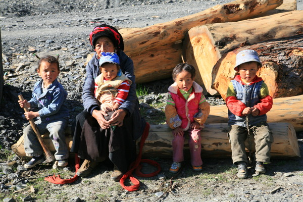 藏族的老人和孩子图片