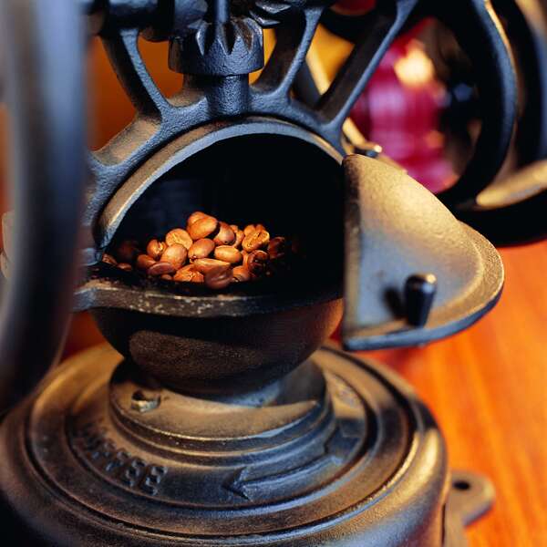 研磨咖啡机特写照片正在加工的咖啡