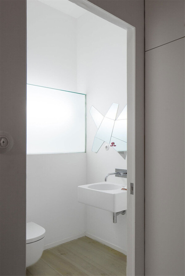 白色调极简风盥洗室效果图