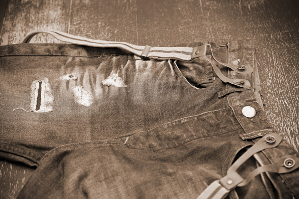 木板上的破洞牛仔裤图片