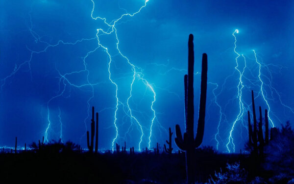 沙漠中的闪电图片
