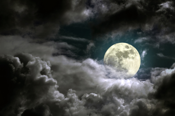 乌云月夜图片