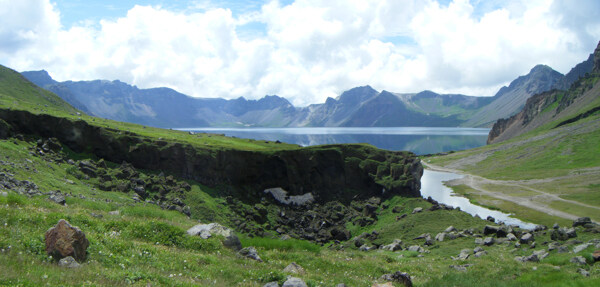 山峰湖泊风景图片