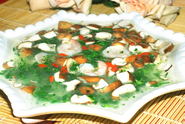 荠菜虾仁烩双菇图片