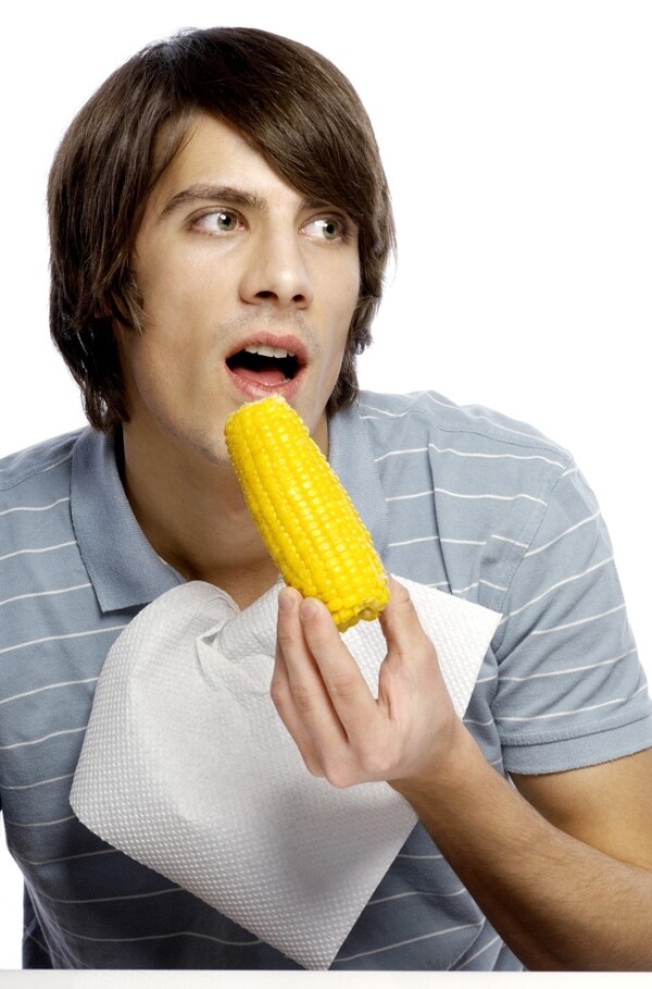 吃玉米的男人图片