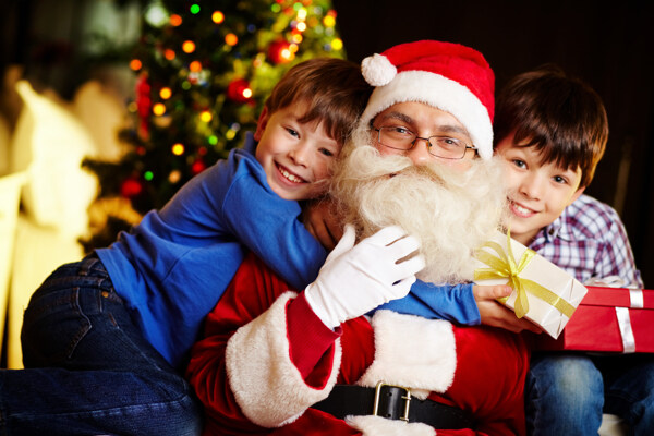 圣诞老人与可爱小男孩图片