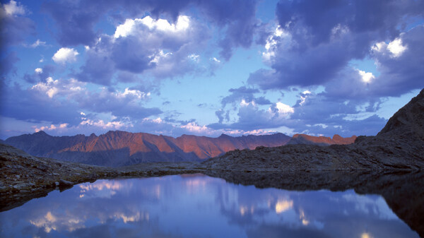 美丽山脉湖泊风景图片