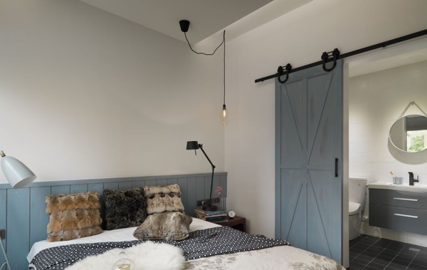 现代文艺卧室蓝灰色床头室内装修效果图
