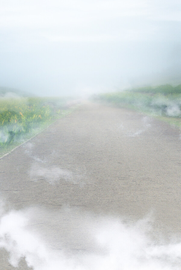 被雾气笼罩的小路影楼摄影背景图片