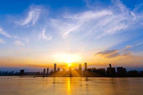 夕阳下的城市风景图片