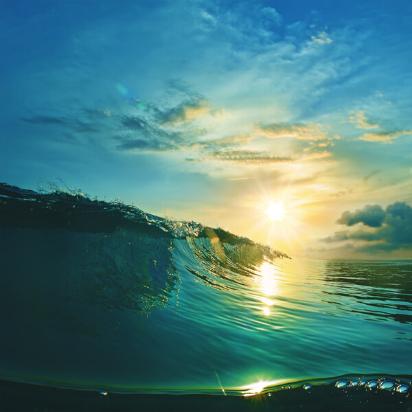 阳光下的海浪图片