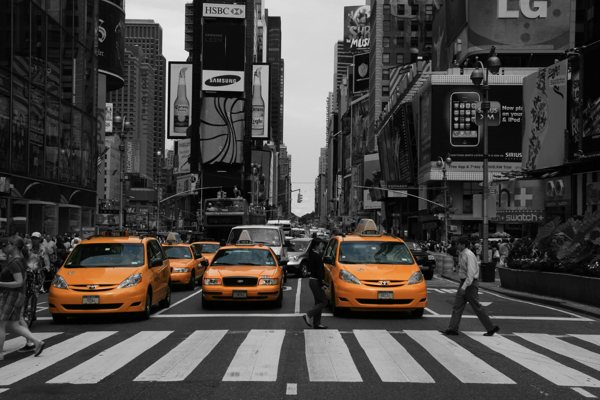 黑白色城市和黄色的出租车还有行人