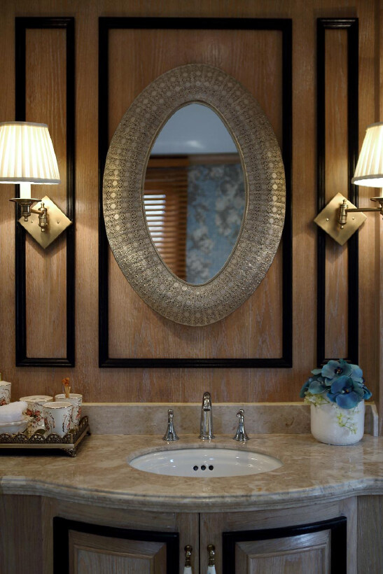 现代简约浴室白色壁灯室内装修效果图