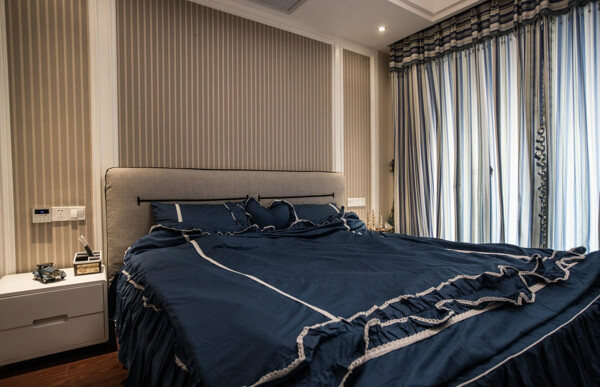 现代时尚深蓝色床品卧室室内装修效果图