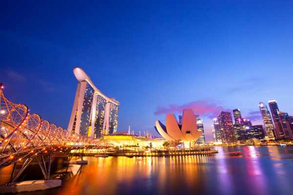 美丽的海边城市夜景