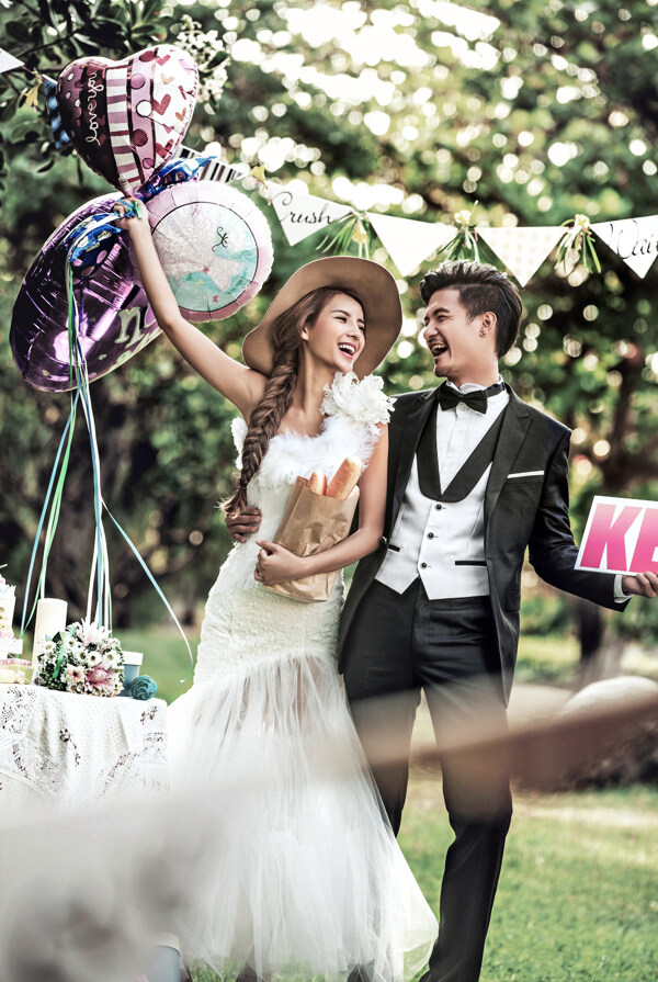 拿着氢气球的情侣婚纱摄影图片
