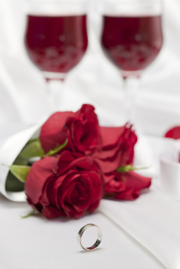 红酒和玫瑰花